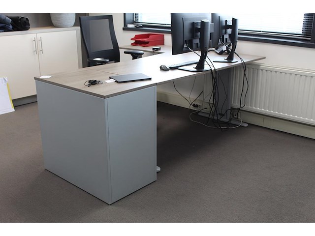 Hoekbureau met ladekast met vier laden. afmeting 210 x170 cm. hoogte 74,5 cm - afbeelding 1 van  4