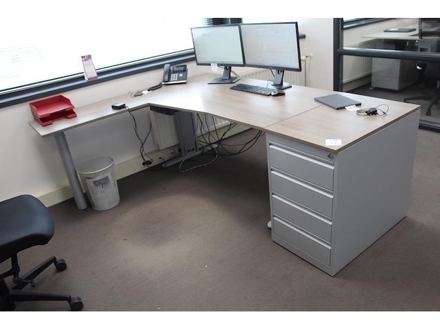 Hoekbureau met ladekast met vier laden. afmeting 210 x170 cm. hoogte 74,5 cm - afbeelding 2 van  4