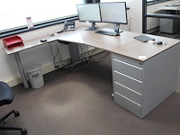 Hoekbureau met ladekast met vier laden. afmeting 210 x170 cm. hoogte 74,5 cm - afbeelding 2 van  4