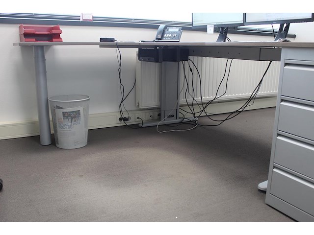 Hoekbureau met ladekast met vier laden. afmeting 210 x170 cm. hoogte 74,5 cm - afbeelding 4 van  4