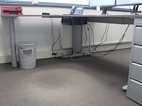 Hoekbureau met ladekast met vier laden. afmeting 210 x170 cm. hoogte 74,5 cm - afbeelding 4 van  4