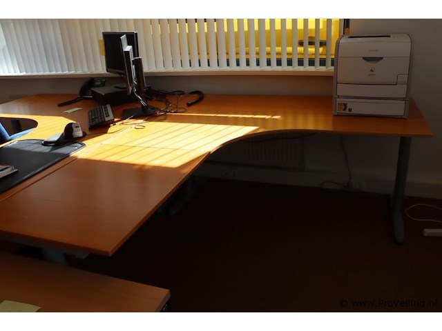 Hoekbureau - afbeelding 1 van  3