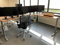 Hoekbureaus met bureaustoelen (2x)