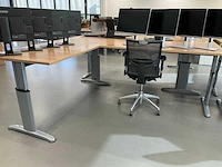 Hoekbureaus met bureaustoelen (2x)