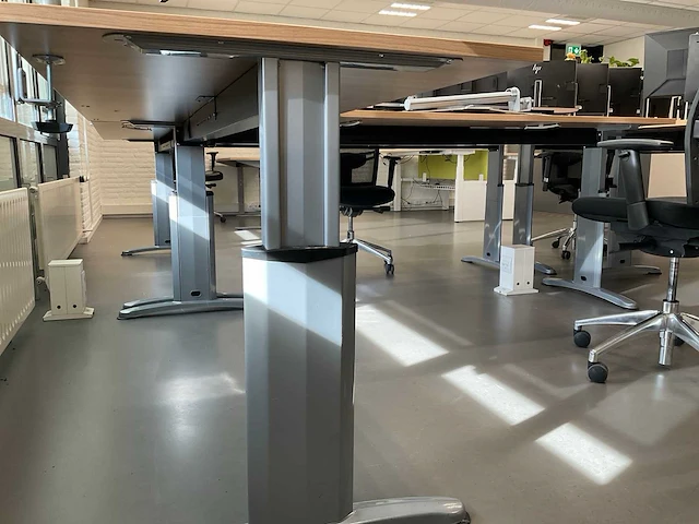 Hoekbureaus met bureaustoelen (2x) - afbeelding 6 van  18