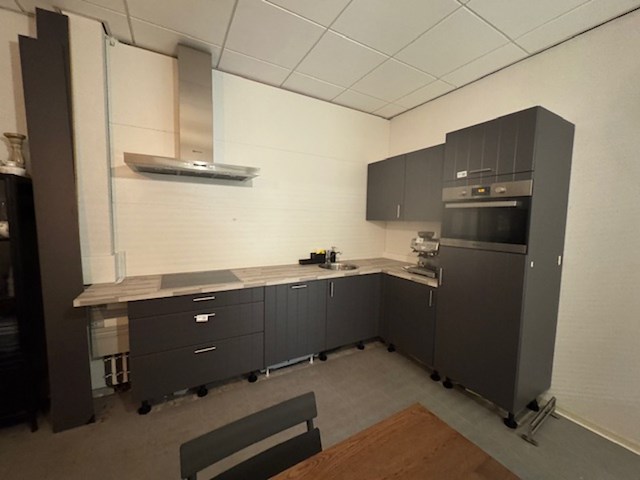 Hoekkeuken, met inbouwapparatuur - afbeelding 1 van  11