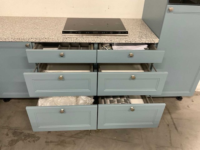 Hoekopgestelde showroomkeuken met granieten blad - afbeelding 2 van  21