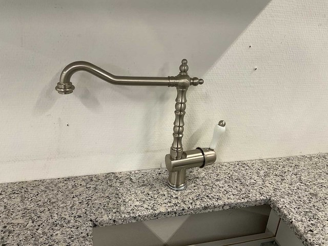 Hoekopgestelde showroomkeuken met granieten blad - afbeelding 5 van  21