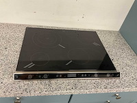 Hoekopgestelde showroomkeuken met granieten blad - afbeelding 6 van  21