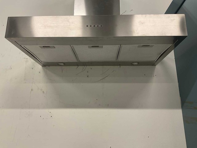 Hoekopgestelde showroomkeuken met granieten blad - afbeelding 8 van  21