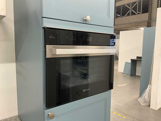 Hoekopgestelde showroomkeuken met granieten blad - afbeelding 9 van  21