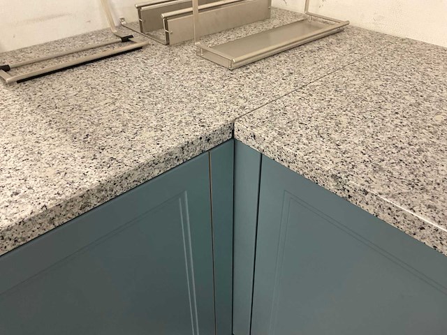 Hoekopgestelde showroomkeuken met granieten blad - afbeelding 13 van  21