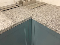 Hoekopgestelde showroomkeuken met granieten blad - afbeelding 13 van  21