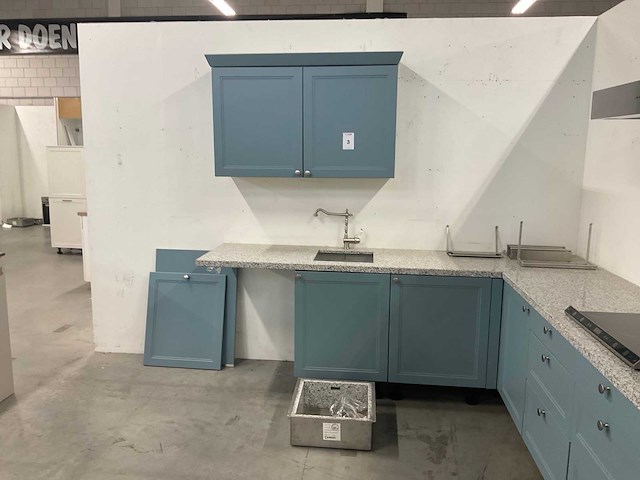 Hoekopgestelde showroomkeuken met granieten blad - afbeelding 15 van  21