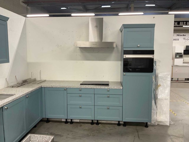 Hoekopgestelde showroomkeuken met granieten blad - afbeelding 16 van  21
