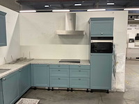 Hoekopgestelde showroomkeuken met granieten blad - afbeelding 16 van  21