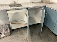 Hoekopgestelde showroomkeuken met granieten blad - afbeelding 20 van  21