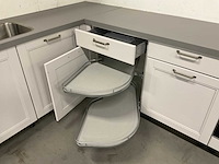 Hoekopgestelde showroomkeuken - afbeelding 2 van  24