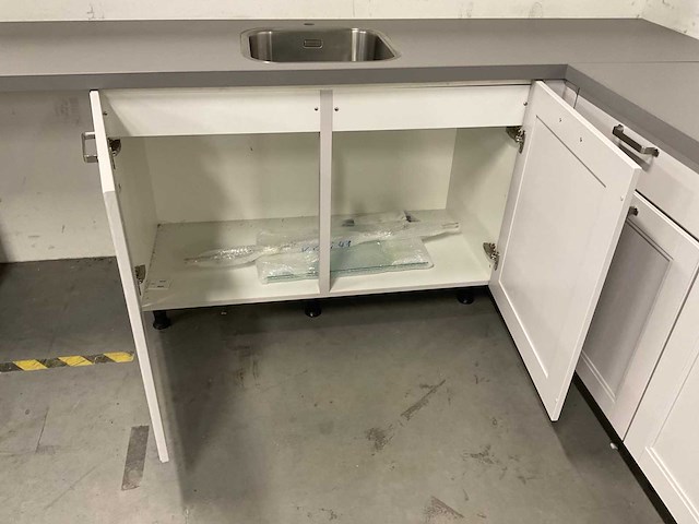 Hoekopgestelde showroomkeuken - afbeelding 3 van  24