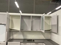 Hoekopgestelde showroomkeuken - afbeelding 8 van  24