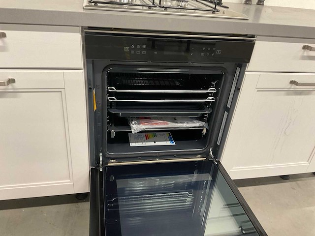 Hoekopgestelde showroomkeuken - afbeelding 16 van  24