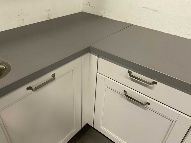 Hoekopgestelde showroomkeuken - afbeelding 17 van  24
