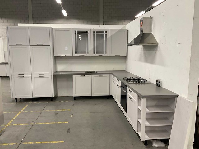 Hoekopgestelde showroomkeuken - afbeelding 12 van  24