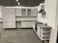 Hoekopgestelde showroomkeuken - afbeelding 12 van  24