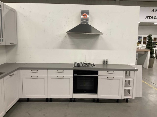 Hoekopgestelde showroomkeuken - afbeelding 19 van  24