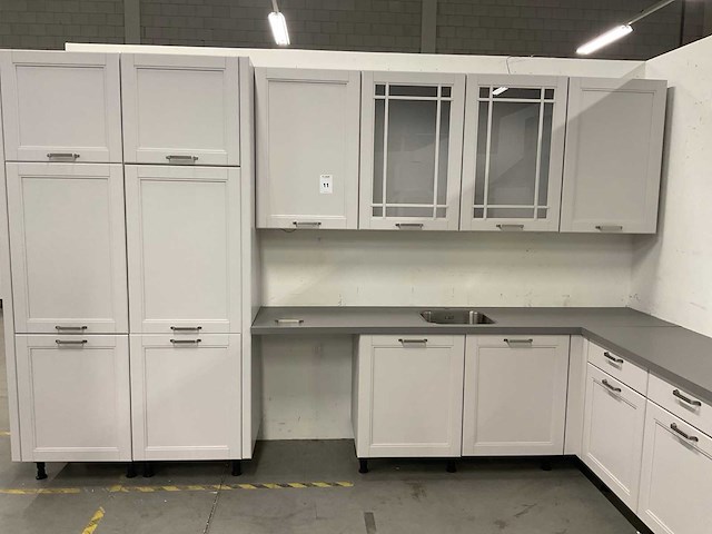 Hoekopgestelde showroomkeuken - afbeelding 21 van  24