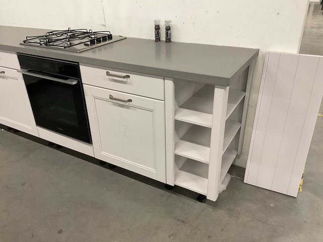 Hoekopgestelde showroomkeuken - afbeelding 22 van  24