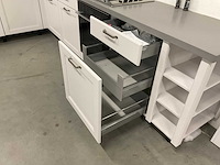 Hoekopgestelde showroomkeuken - afbeelding 23 van  24
