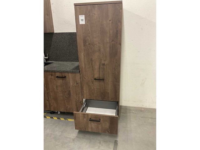 Hoekopgestelde showroomkeuken - afbeelding 7 van  21