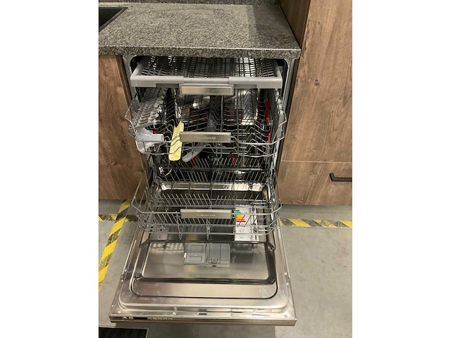 Hoekopgestelde showroomkeuken - afbeelding 9 van  21