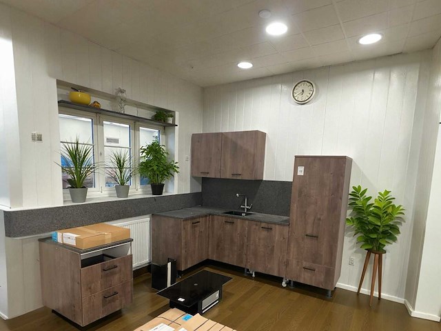 Hoekopgestelde showroomkeuken - afbeelding 1 van  21