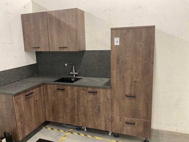 Hoekopgestelde showroomkeuken - afbeelding 15 van  21