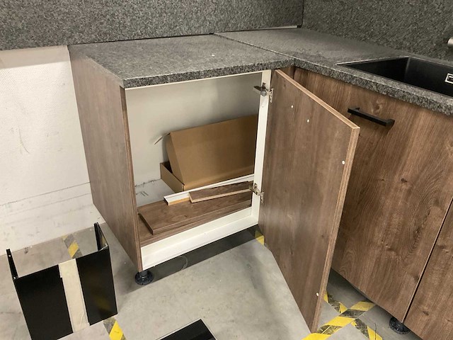 Hoekopgestelde showroomkeuken - afbeelding 21 van  21