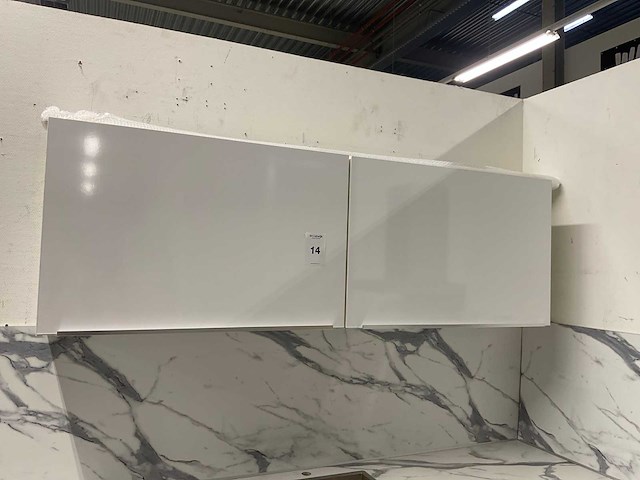 Hoekopgestelde showroomkeuken - afbeelding 2 van  18