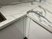 Hoekopgestelde showroomkeuken - afbeelding 8 van  18