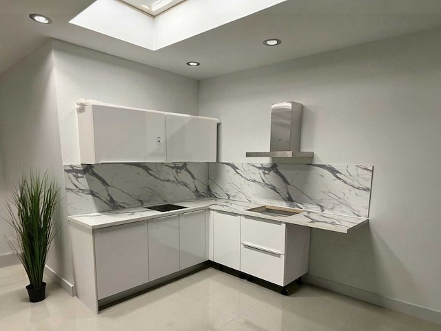 Hoekopgestelde showroomkeuken - afbeelding 1 van  18