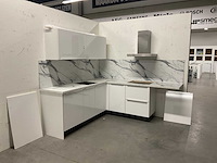 Hoekopgestelde showroomkeuken - afbeelding 11 van  18