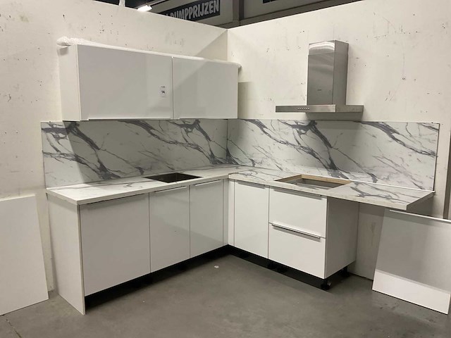 Hoekopgestelde showroomkeuken - afbeelding 12 van  18