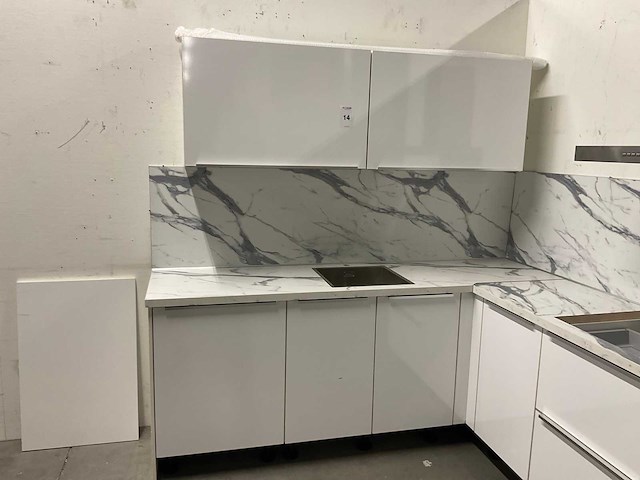 Hoekopgestelde showroomkeuken - afbeelding 13 van  18