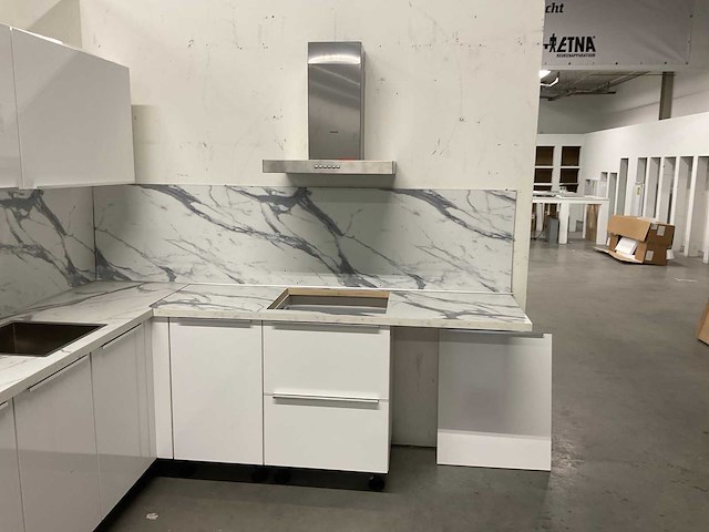 Hoekopgestelde showroomkeuken - afbeelding 14 van  18
