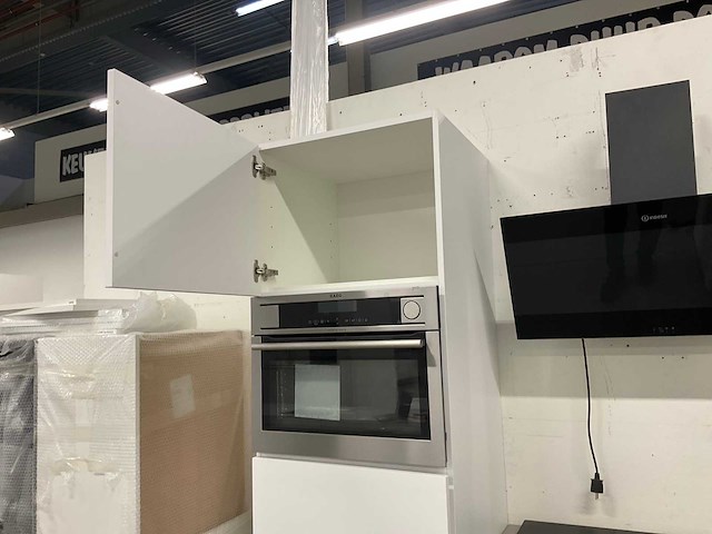 Hoekopgestelde showroomkeuken - afbeelding 3 van  20