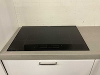 Hoekopgestelde showroomkeuken - afbeelding 7 van  20