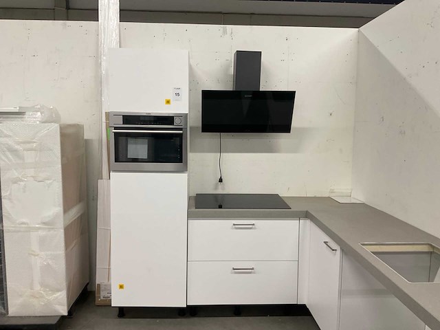 Hoekopgestelde showroomkeuken - afbeelding 15 van  20