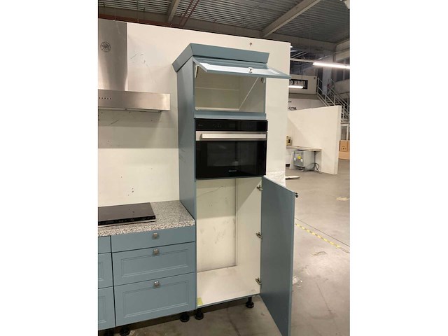 Hoekopgestelde showroomkeuken - afbeelding 3 van  21