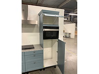 Hoekopgestelde showroomkeuken - afbeelding 3 van  21