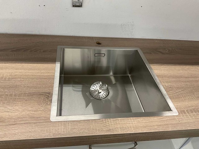 Hoekopgestelde showroomkeuken - afbeelding 2 van  18